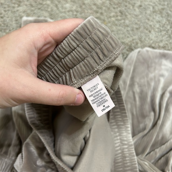 Victoria's Secret TRACKSUIT SET Crew neck & jogger pants VELOUR Size M Beige - Picture 13 of 15